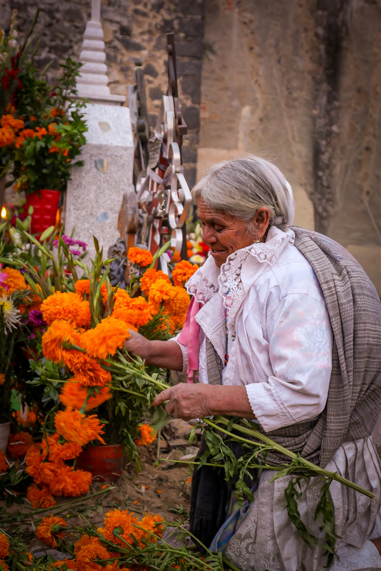 Mujer mayor sosteniendo un ramo de flores frescas