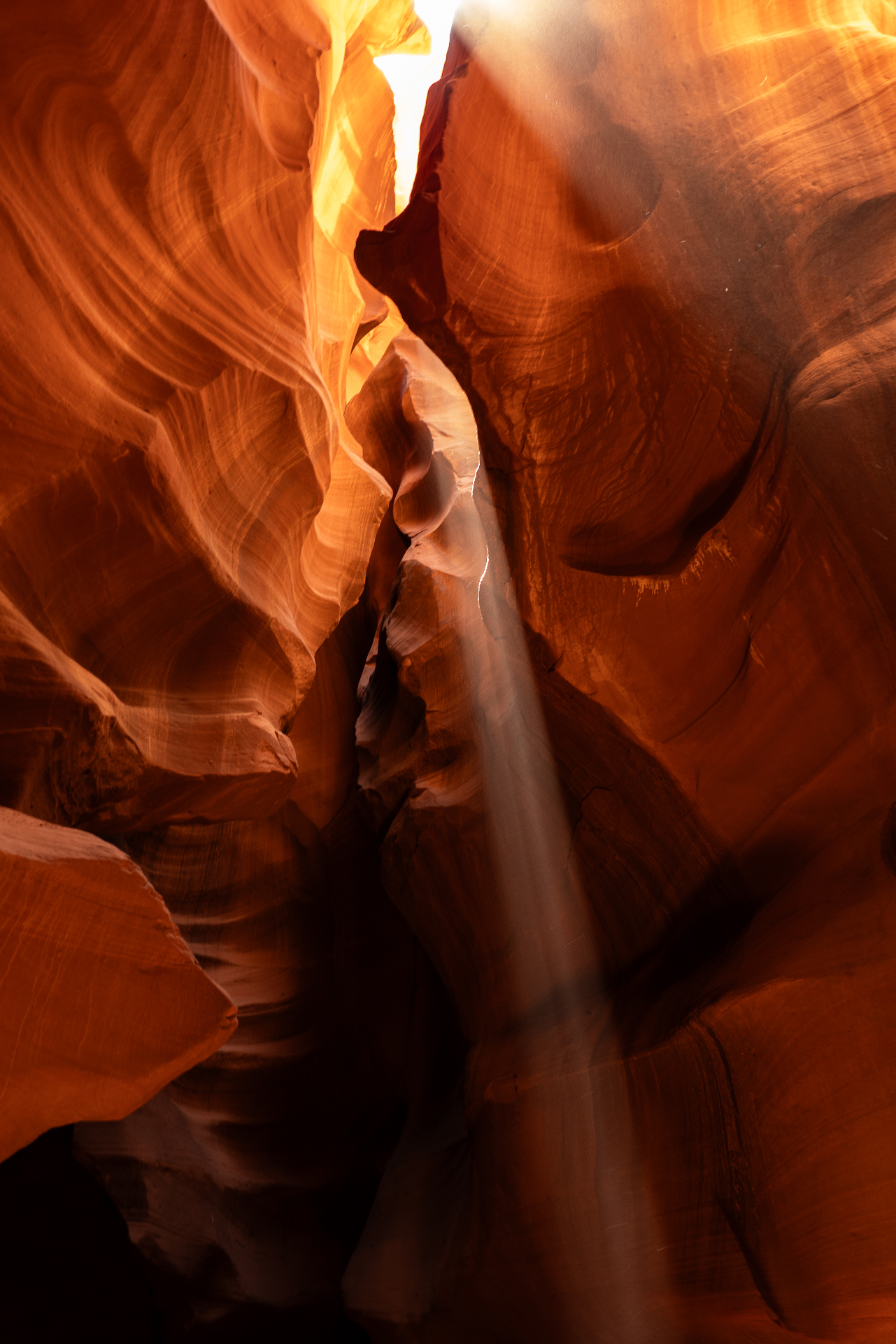 Rayos de luz dentro de Antelope Canyon, Arizona