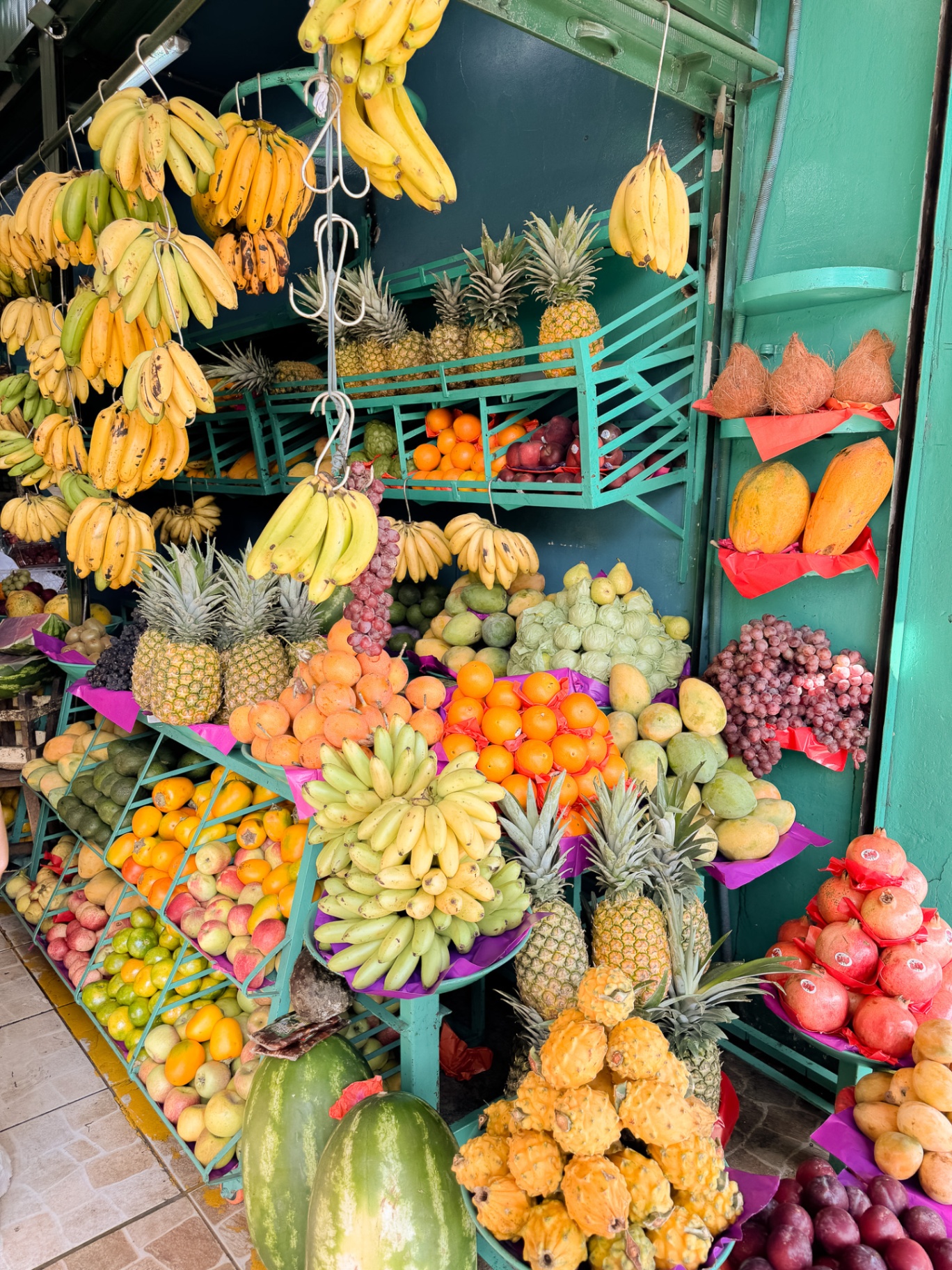 Puesto de mercado colorido con frutas tropicales